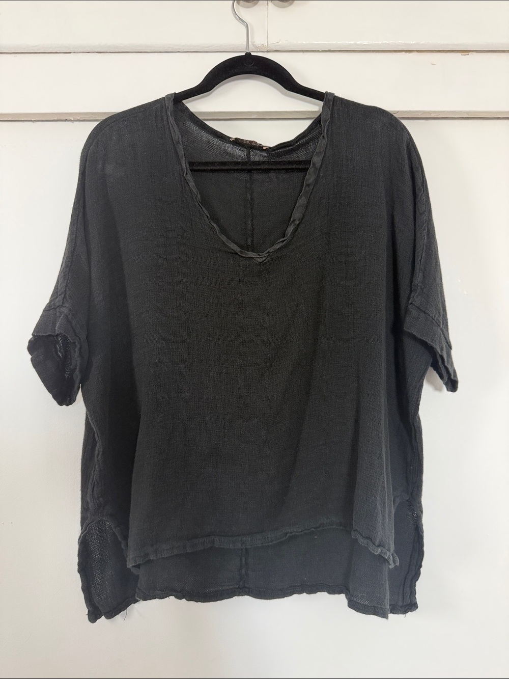 Meo Meli Linen Cotton Flowy V Neck Tee Black